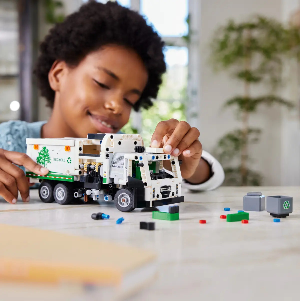 LEGO Technic: Camión de residuos Mack LR Electric